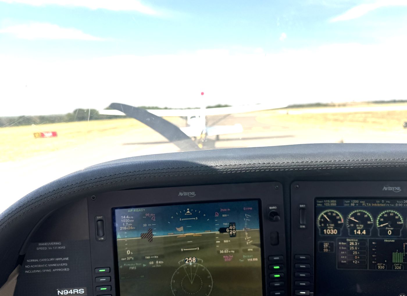Cirrus SR20 on final approach, gear down