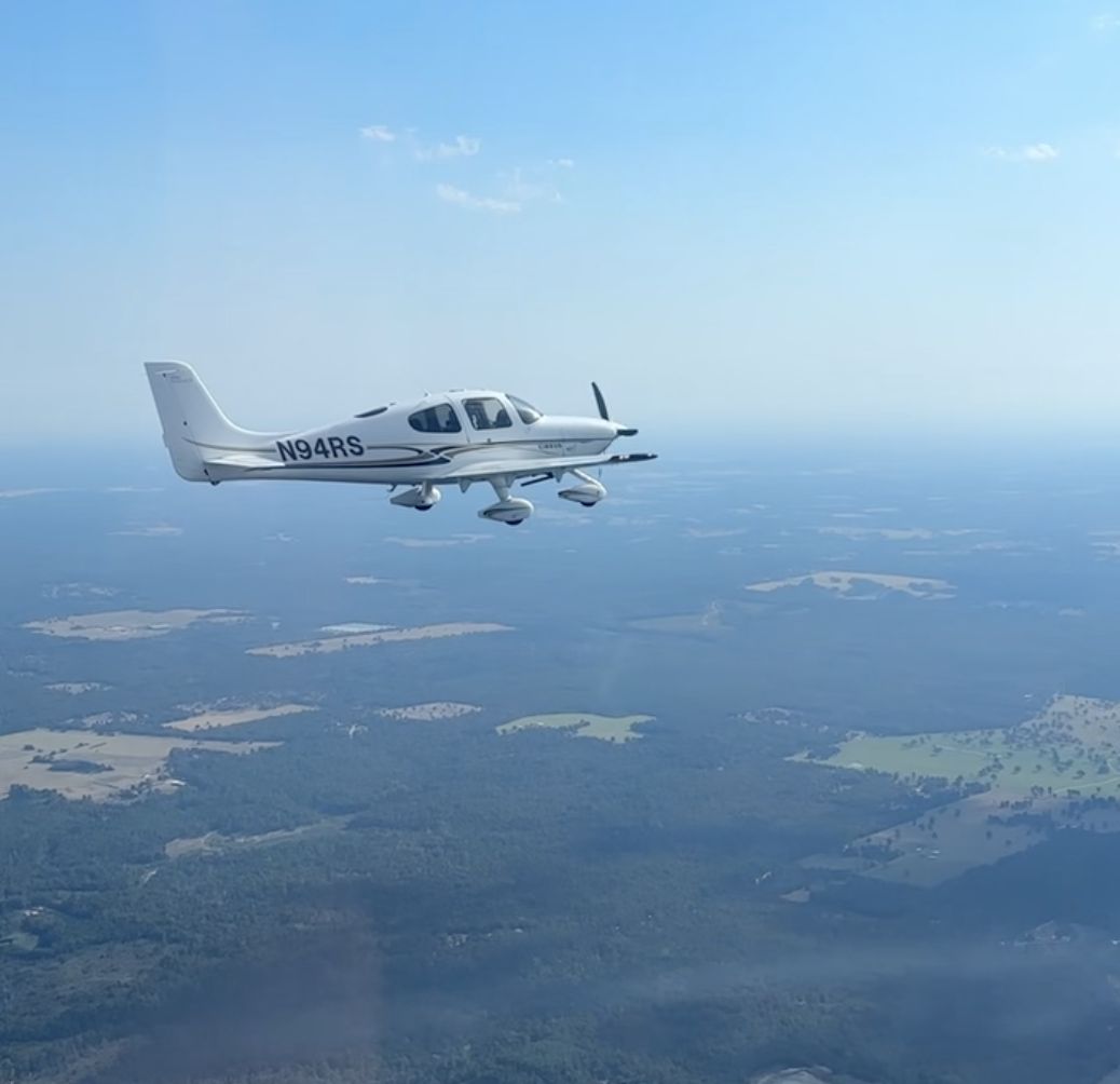 Cirrus SR20 in cruise flight